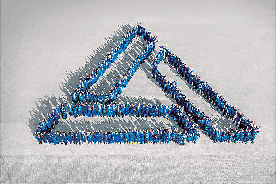 Foto: Aurubis: Mitarbeitende stehe in Form des Aurubislogos